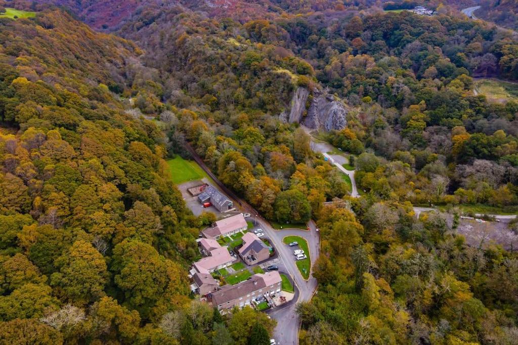 Waterfall Lodge Pontneddfechan Exterior photo