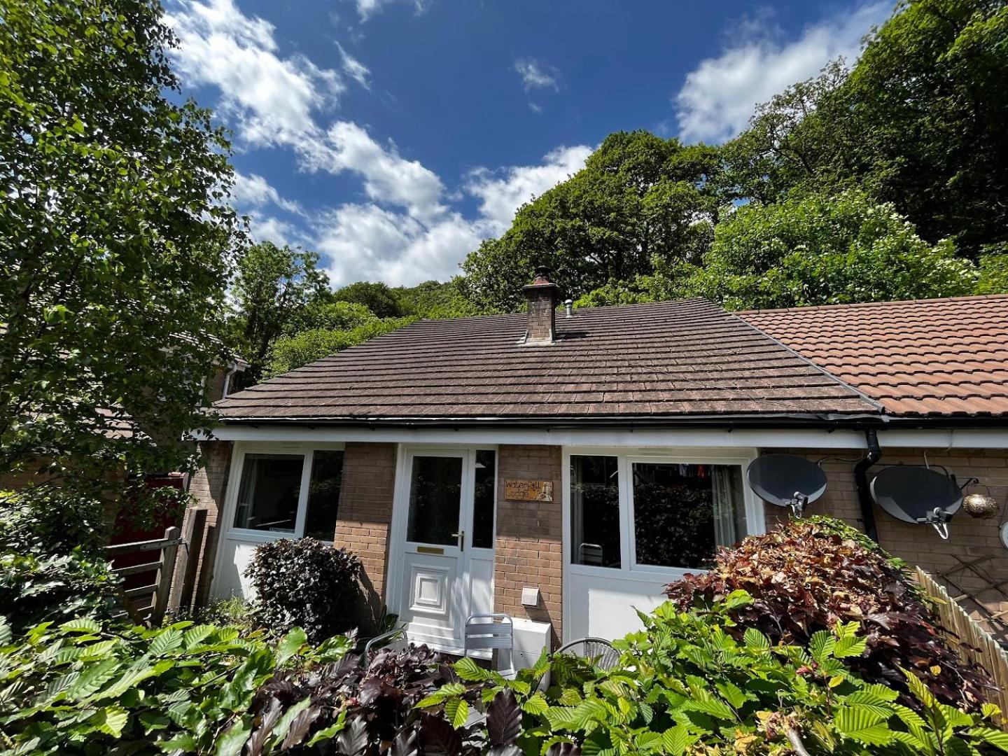 Waterfall Lodge Pontneddfechan Exterior photo